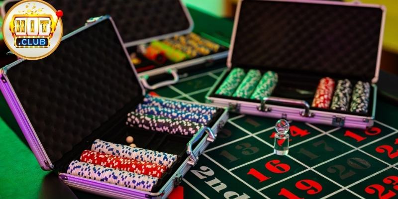 Giao diện Mini Poker mô phỏng máy video poker với vòng quay và bộ bài